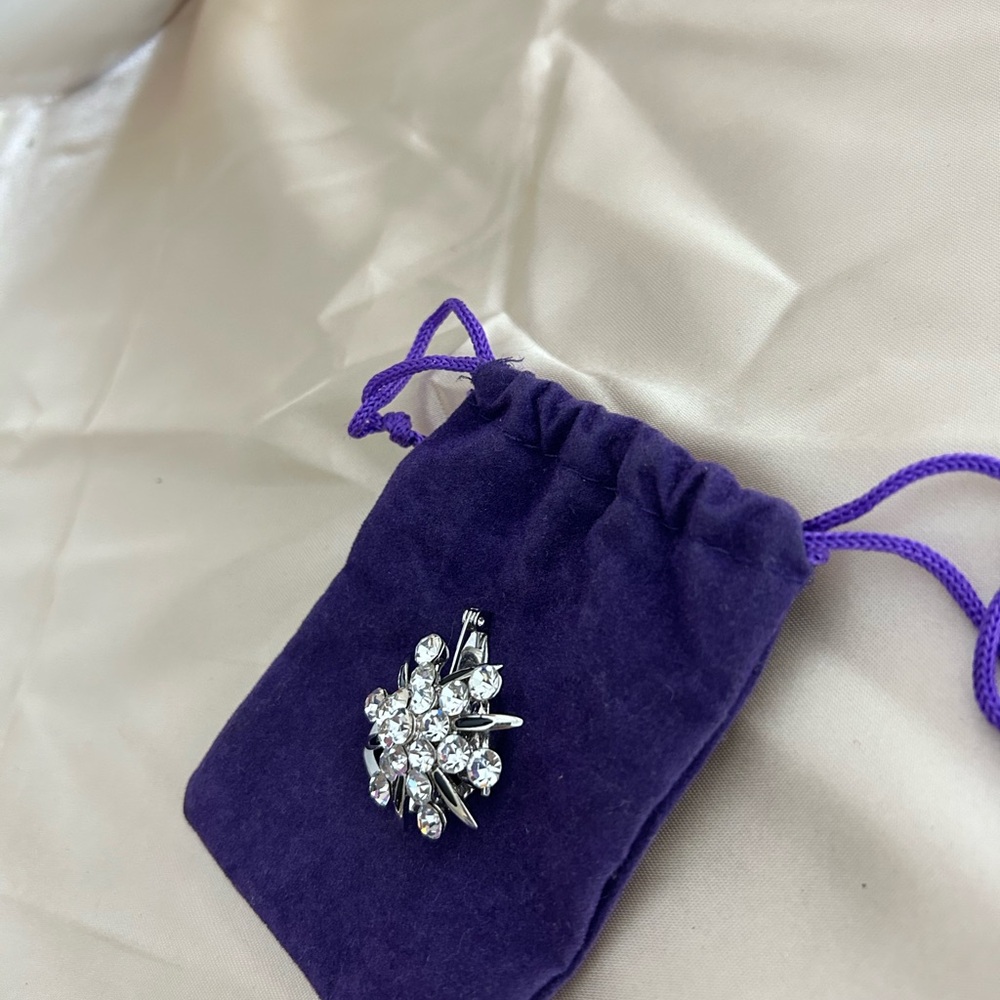 Sparkling Crystal Brooch - Picture 4 of 8